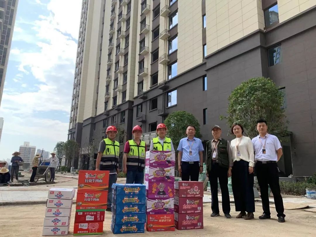 慰问送关怀，浓情度酷暑